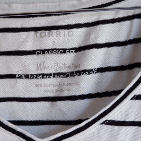 TORRID CLASSIC FIT V-NECK TEE - Picture 7 of 9
